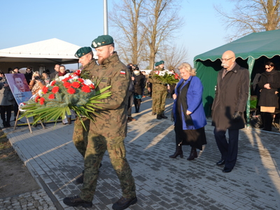 Kwiaty pod pomnikiem składa delegacja w składzie Starosta Ostrowski oraz Wójt Gminy Małkinia Górna