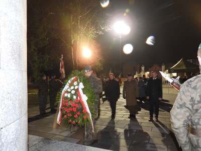 Delegacja składa kwiaty pod pomnikiem marszałka