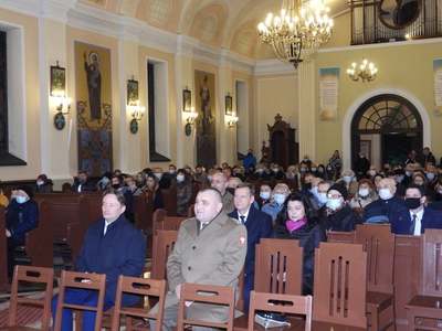 uczestnicy Mszy Świętej w kościele garnizonowym
