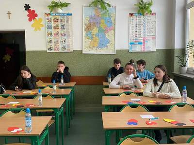 uczniowie biorący udział w konkursie
