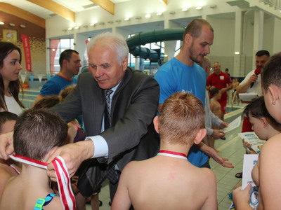 Wicestarosta wręcza uczestnikom medale