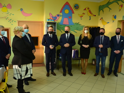 uczestnicy przekazania darów