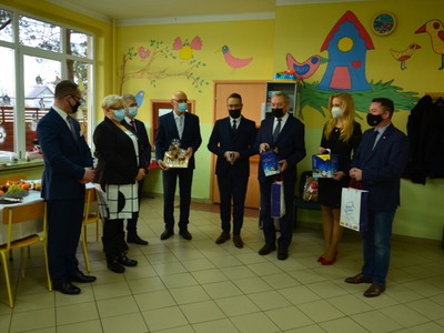 uczestnicy przekazania darów