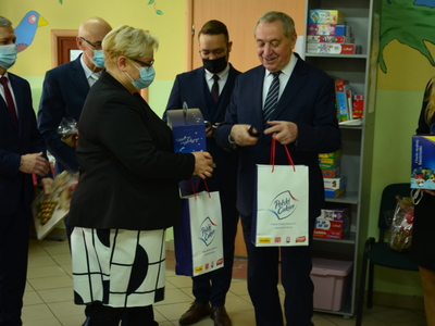 uczestnicy przekazania darów