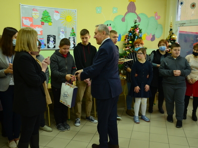 uczestnicy przekazania darów