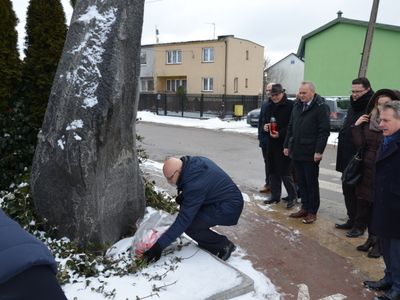 Starosta Ostrowski składa kwiaty