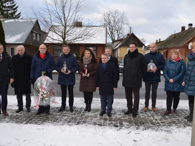 Władze Powiatu Ostrowskiego, Miasta Ostrów Mazowiecka i Gminy Ostrów Mazowiecka składają kwiaty i zapalają znicze pod obeliskiem