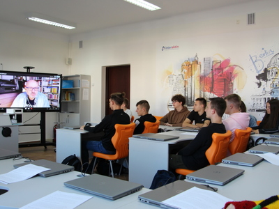 Uczniowie ZS Nr 2 podczas zajęć z wykorzystaniem monitoru dotykowego 