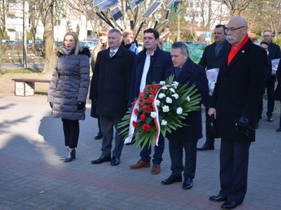 Delegacje lokalnych władz składają kwiaty przed pomnikiem rot. Witolda Pileckiego w Ostrowi Mazowieckiej 
