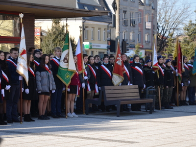 Poczty sztandarowe szkół podstawowych z Miasta ostrów Mazowiecka oraz z powiatowych szkół ponadpodstawowych
