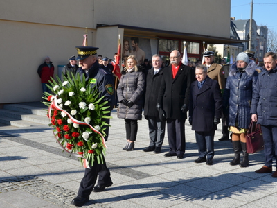 Delegacje lokalnych władz samorządowych składają kwiaty pod Pomnikiem Żołnierzy Wyklętych Ziemi Ostrowskiej 