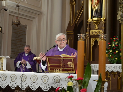 Ks. Jan Okuła Proboszcz Parafii pw. WNMP w Ostrowi Mazowieckiej odprawia uroczystą Maszę Św. 