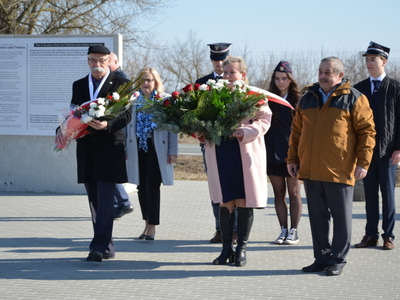 Starosta Ostrowski wraz Wójt Gminy i Przewodniczący Rady Gminy w Małkini Górnej składają kwiaty przed pomnikiem w Treblince 