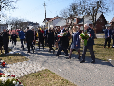 Przedstawiciele władz Powiatu Ostrowskiego składają kwiaty przed pomnikami Jadwigi Długoborskiej i Lucyny Radziejowskiej w Ostrowi Mazowieckiej