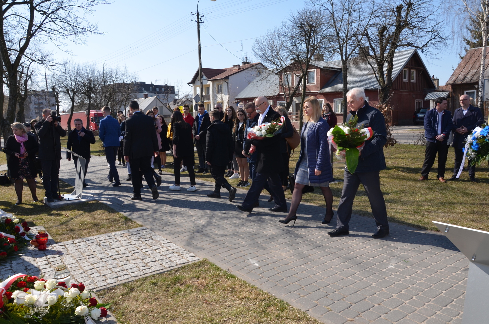 Przedstawiciele władz Powiatu Ostrowskiego składają kwiaty przed pomnikami Jadwigi Długoborskiej i Lucyny Radziejowskiej w Ostrowi Mazowieckiej 