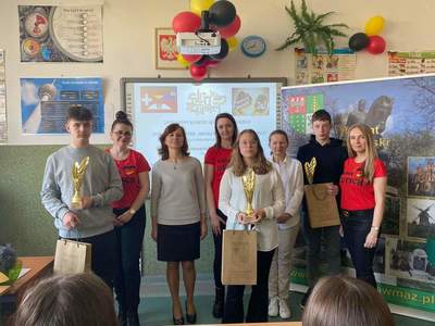 grupowe zdjęcie nagrodzonych uczniów wraz z nauczycielami 