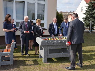 Goście oglądają nowe urządzenia sportowe