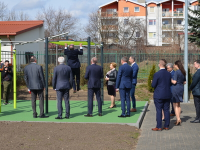 Goście oglądają nowe urządzenia sportowe
