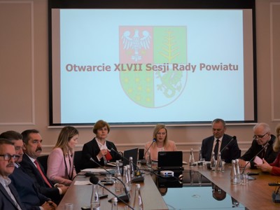Radni Rady Powiatu w Ostrowi Mazowieckiej podczas obrad 