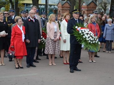 Delegacje składają kwiaty 