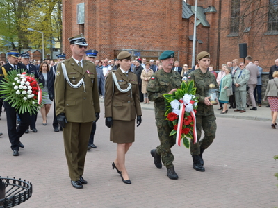 delegacja wojska podczas składania kwiatów 
