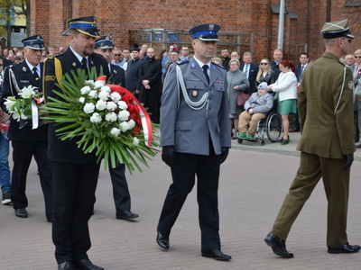 Delegacje policji składają kwiaty pod obeliskiem 