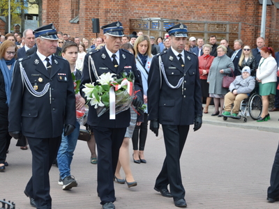 Delegacje OSP składają kwiaty przed obeliskiem 