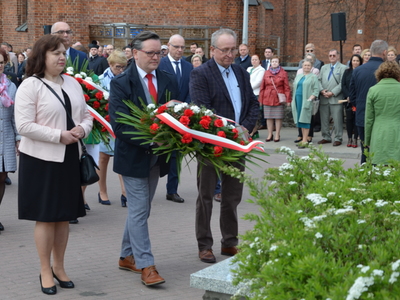 Delegacja SPZZOZ w Ostrowi Mazowieckiej składa kwiaty przed obeliskiem 