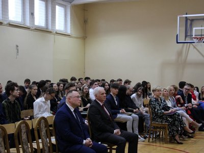 Wicestarosta na uroczystym zakończeniu roku szkolnego klas maturalnych 2021/2022 w Zespole Szkół Nr 2 w Ostrowi Mazowieckiej 