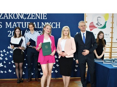 Przewodnicząca Rady Powiatu w Ostrowi Mazowieckiej wraz z nagrodzoną uczennicą oraz Dyrektorem Zespołu Szkół Nr 1 w Ostrowi Mazowieckiej