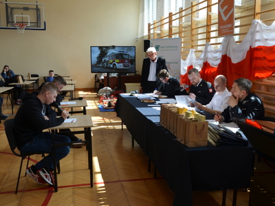 uczniowie i komisja konkursowa