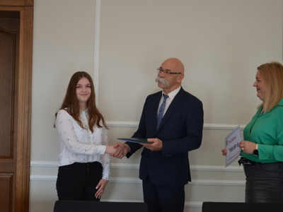 Starosta i Sekretarz Powiatu wręczają nagrodę i składają gratulacje za osiągnięcia sportowe
