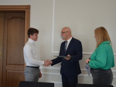 Starosta i Sekretarz Powiatu wręczają nagrodę i składają gratulacje za osiągnięcia sportowe