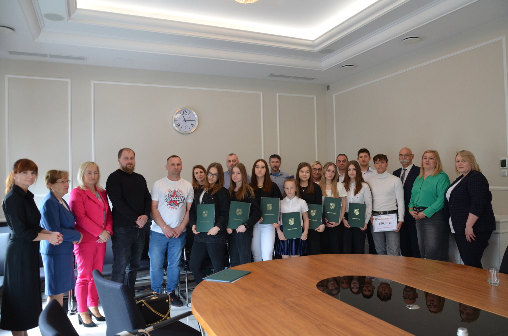wspólne zdjęcie uczestników uroczystości wręczenia nagród i wyróżnień w dziedzinie sportu