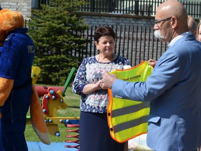 Starosta przekazuje dla przedszkolaków kamizelki odblaskowe