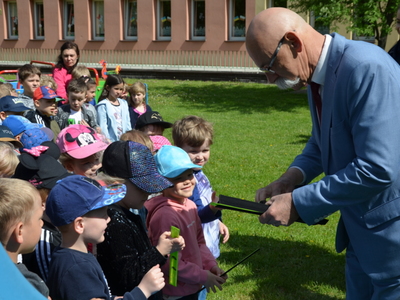 Starosta wręcza dzieciom odblaski