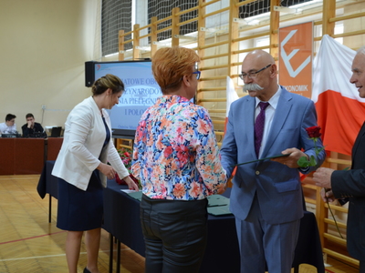 Władze Powiatu wręczają Paniom kwiaty 