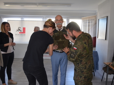 Starosta przymierza kamizelkę wojskową