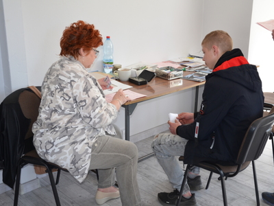 Uczestnicy wypełniają dokumenty
