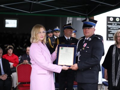 Przewodnicząca Rady Powiatu wręcza okolicznościowy grawerton