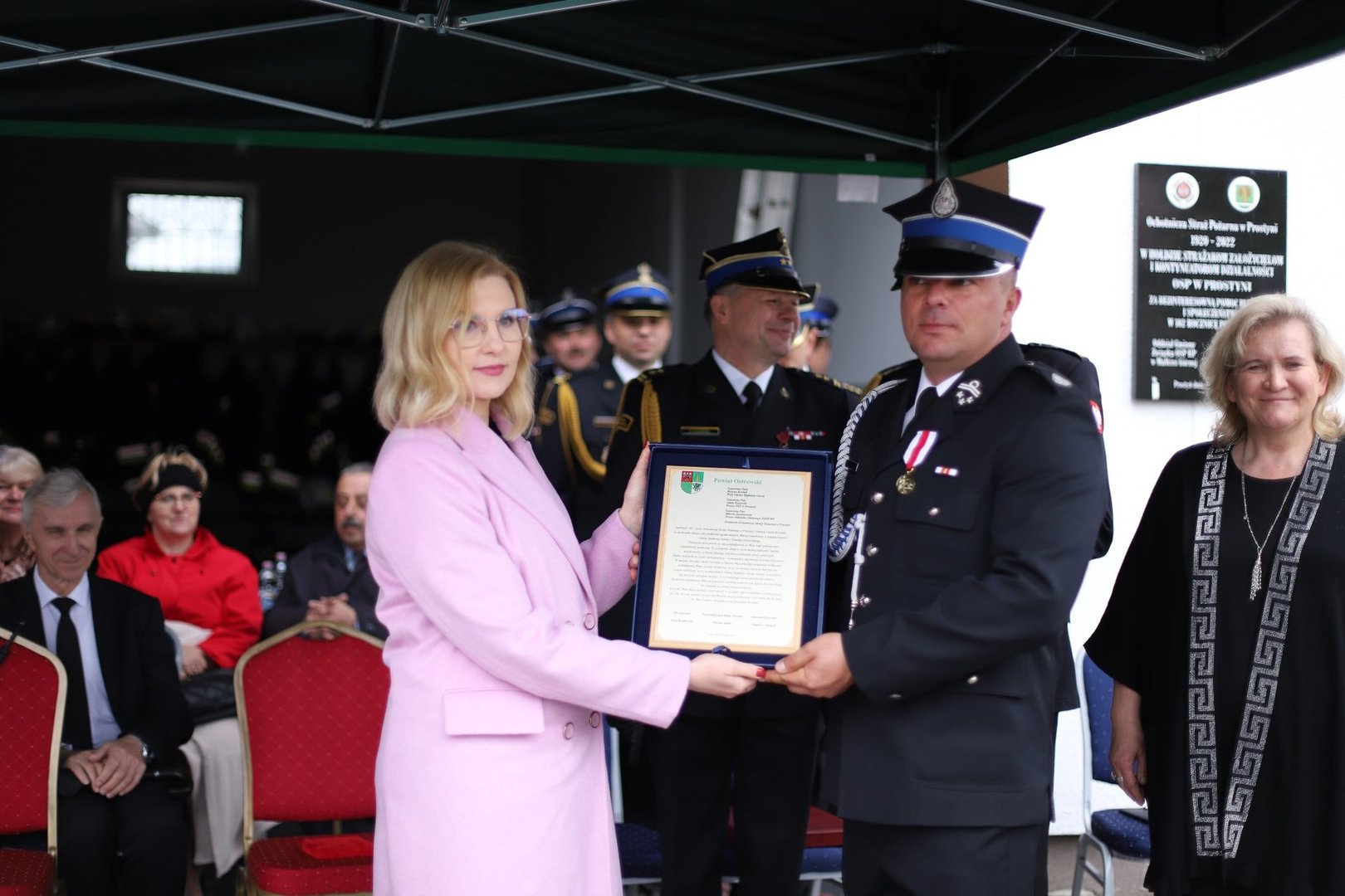 Przewodnicząca Rady Powiatu wręcza okolicznościowy grawerton