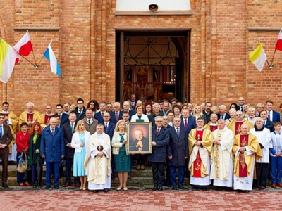 Uczestnicy uroczystości przed Sanktuarium bł. kard. Stefana Wyszyńskiego w Zuzeli