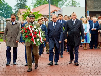 Delegacja obecnych na uroczystości Posłów na Sejm RP składa kwiaty przed pomnikiem Prymasa Tysiąclecia 