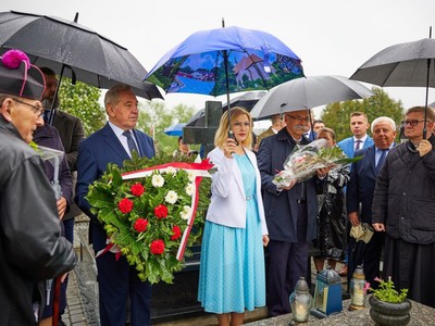 Delegacja Rady Powiatu składa kwiaty przed pomnikiem Julianny Wyszyńskiej matki bł. Kardynała 