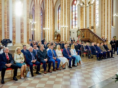 Zaproszeni na uroczystość goście podczas Maszy Świętej w Sanktuarium w Zuzeli 