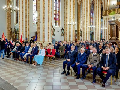 Zaproszeni na uroczystość goście podczas Maszy Świętej w Sanktuarium w Zuzeli 