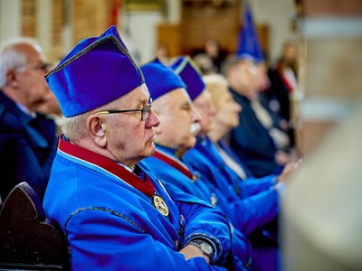 Zaproszeni na uroczystość goście podczas Maszy Świętej w Sanktuarium w Zuzeli 