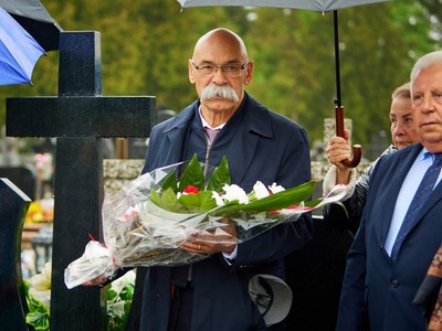 Starosta Ostrowski wraz członkiem Zarządu Powiatu Stefanem Rostkowskim składa kwiaty na grobie Julianny Wyszyńskiej - matki bł. Kardynała 