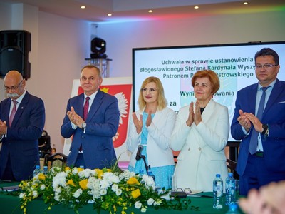 Radni Rady Powiatu po podjęciu uchwały w sprawie ustanowienia Patrona Powiatu Ostrowskiego 