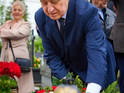 Kwiaty na grobie matki Prymasa Tysiąclecia składa Wiceprezes Rady Ministrów Henryk Kowalczyk 